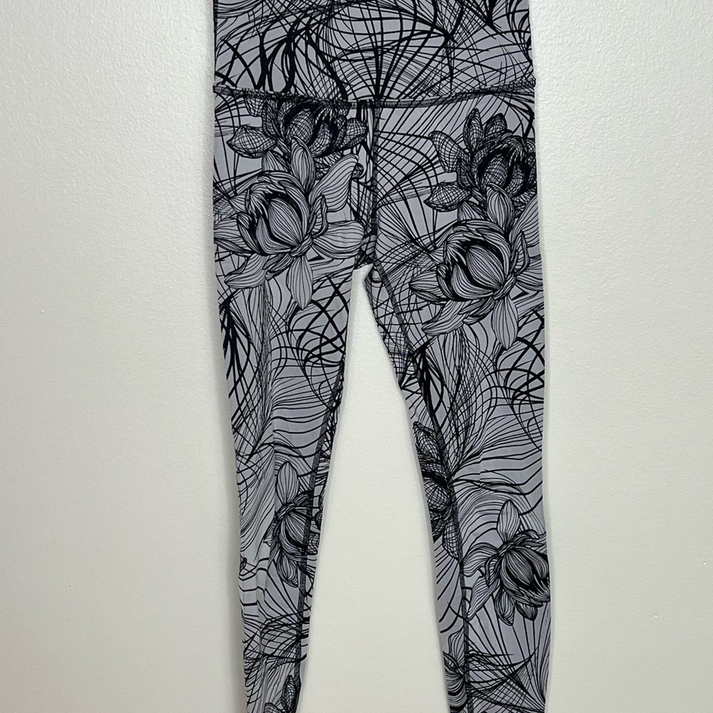 Beyond Yoga Black & White Graphic Floral 7/8 Length Leggings Size S
